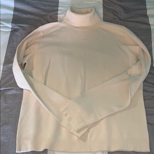 Long sleeve gap turtle neck cream colored sweater